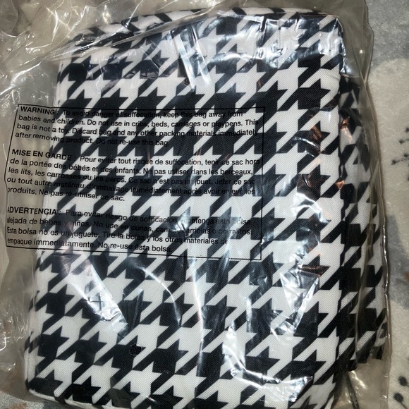 Hot logic Mini Never Opened (house plug) - Picture 2 of 2